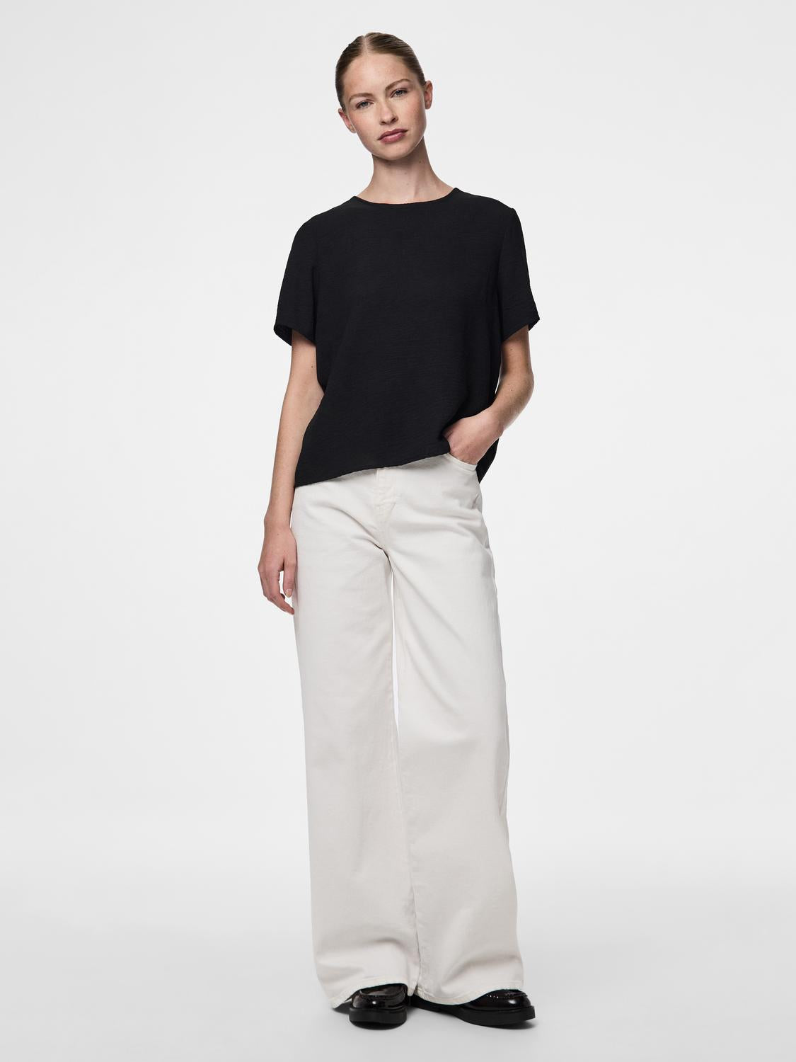 model_shot-front_full